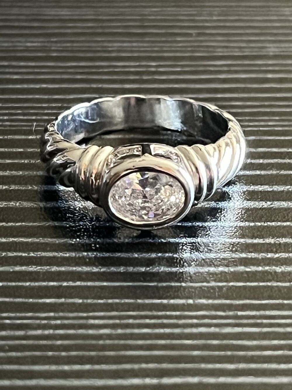 New Modern Rope Twist Band Ring Size 8.5 Bezel Set Clear Stone Silver Tone